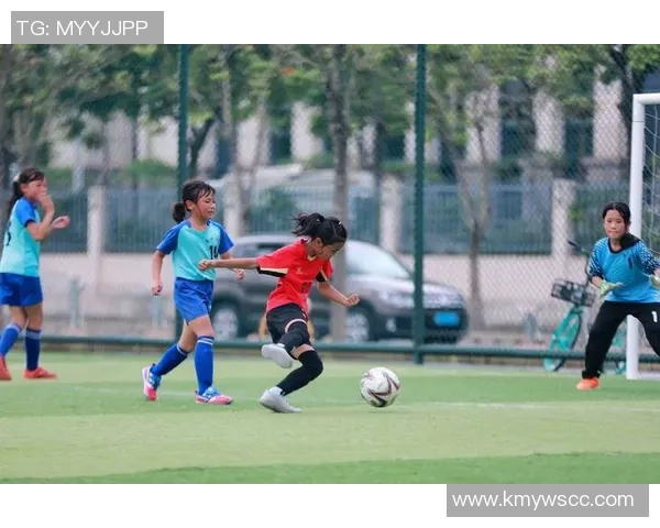 小孩与球星同场竞技足球梦启航在绿茵场上展现无限可能